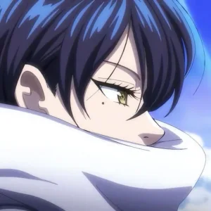 Merlin observando ao longe com expressão séria, envolta em um cachecol branco, cena de Nanatsu no Taizai com céu azul ao fundo